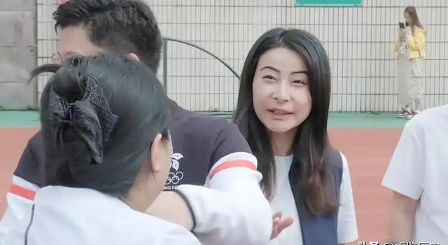 从冠军到豪门，郭晶晶代言品牌被立案，沉默1天后荒唐一幕出现