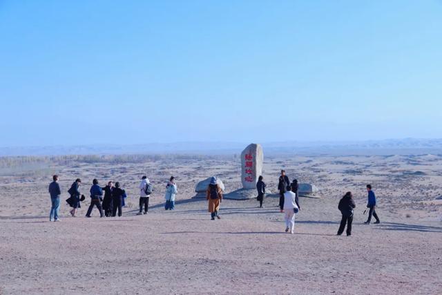 第六届丝绸之路与敦煌历史文化学术研讨会与会嘉宾赴阳关实地考察