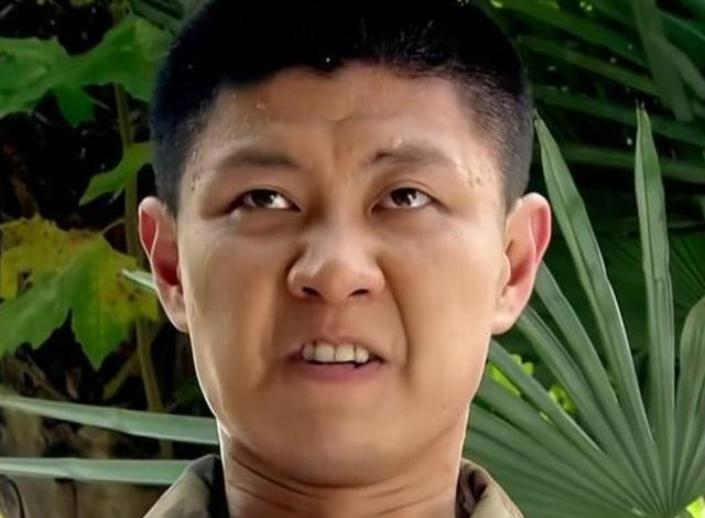 10年前，演员赵荀拍戏从10米高空坠落，如今摇身一变成了花美男