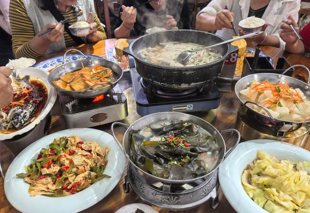 7小时“铁腚”大巴游老年团全纪录：不在家里做饭；我出门就像