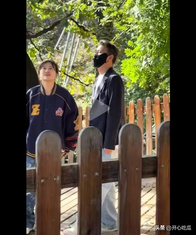辛柏青带17岁女儿寺庙祈福！父女俩一直牵着手，李乃文也陪着好友