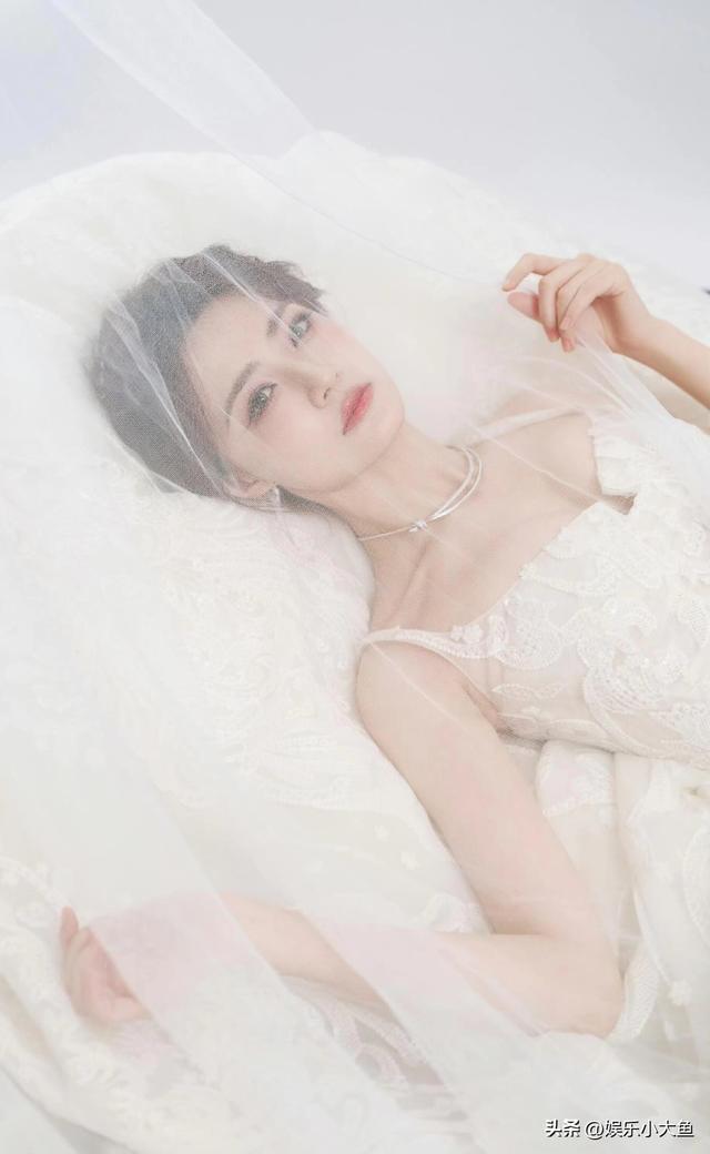 徐璐出席搜狐时尚盛典，穿吊带蕾丝裙勾勒出曼妙身姿	，灵动又漂亮