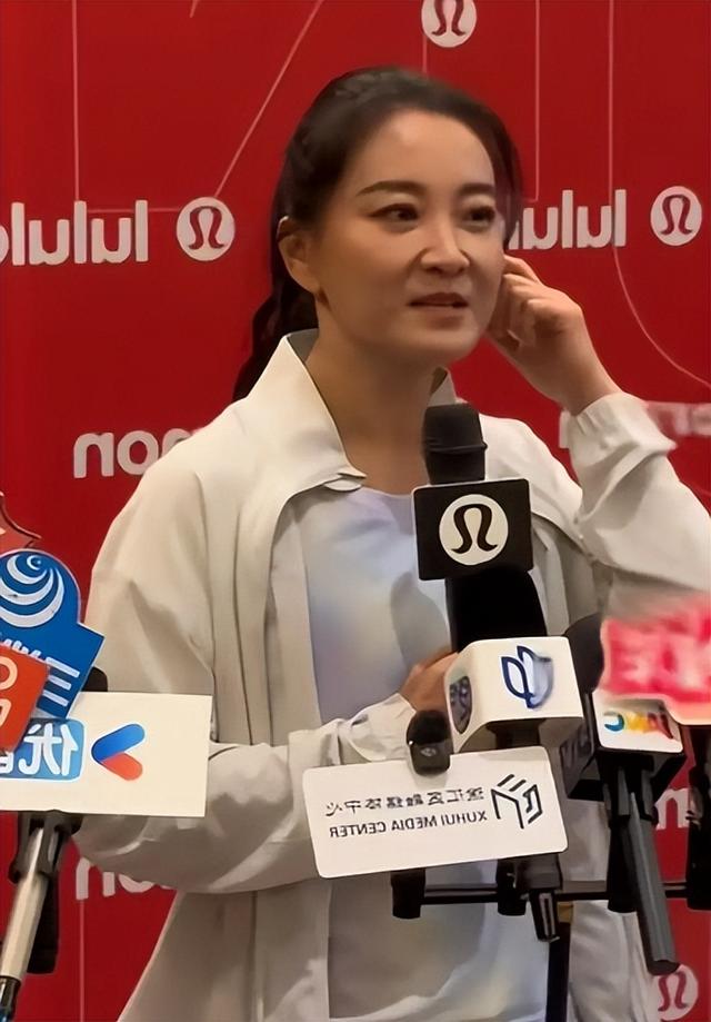 “消失”一年后，43岁的贾玲官宣喜讯，全网恭喜，终于等到这一天