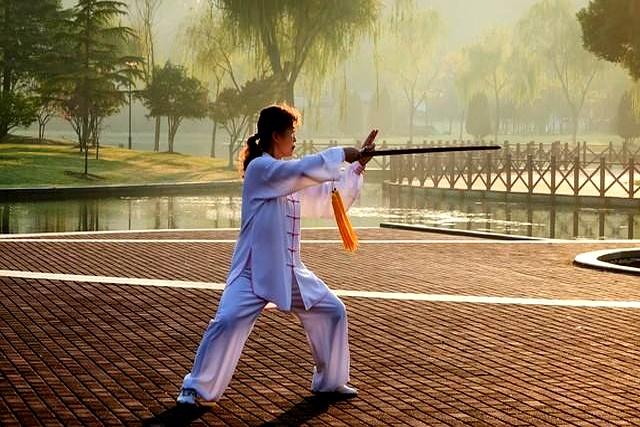 八段锦第七式攥拳怒目增气力功法要点