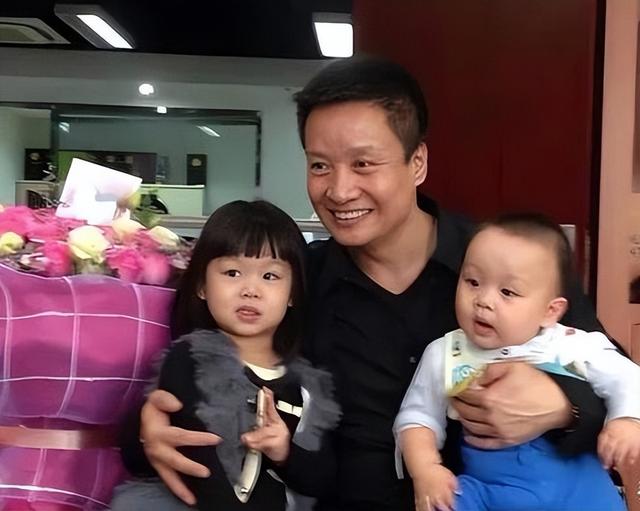 他是前外交部部长之子，娶了阎维文女儿，却选择独自创业自力更生