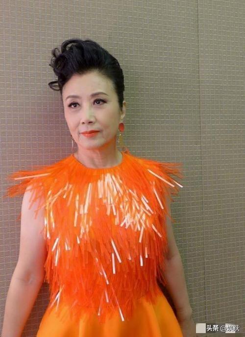 78岁路都走不稳还开演唱会捞金，全网恶评如潮	，她却扬言回馈粉丝