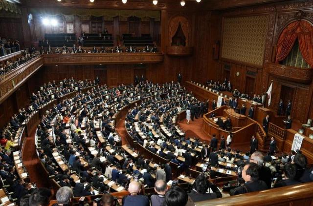 日本政坛巨震！166票封喉	，公明党倒戈，高市时代终结？中方回应