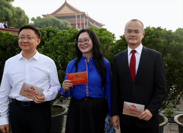 7位商界大佬现场观看阅兵，雷军周鸿祎3点出发，董宇辉位置不简单