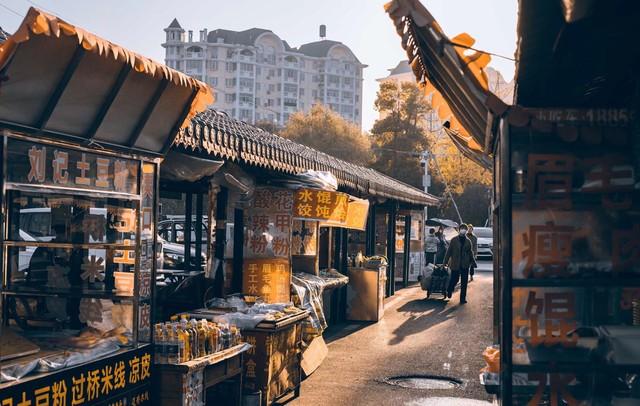 新来女秘书业务不熟，我手把手教她，她身上的香水味让我有点分心