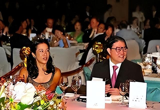 郭晶晶没想到，79岁的公公霍震霆再破天花板，让整个豪门圈沉默了