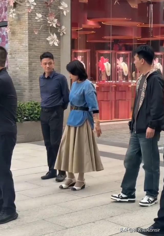 71岁董明珠现身武汉，半身裙小皮鞋打扮洋气, 与小朋友贴贴好有爱