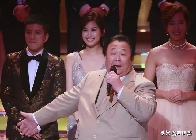 出名后出轨保姆，气死原配，如今77岁的他晚景凄凉，子女与其割席