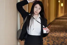 职业黑色OL制服+性感紫色丝袜，熟女气息妩媚呈现图片