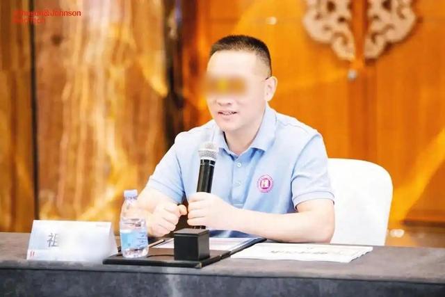 副院长视频后续！眼科女主任爱干净，旧沙发上铺了两张无菌床单