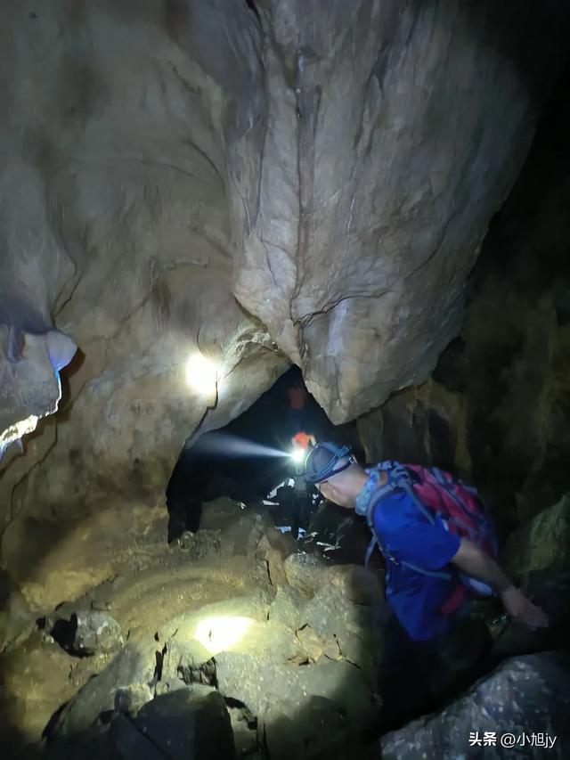再登辽阳千米高峰白云山，云雾弥漫，金莲花盛开