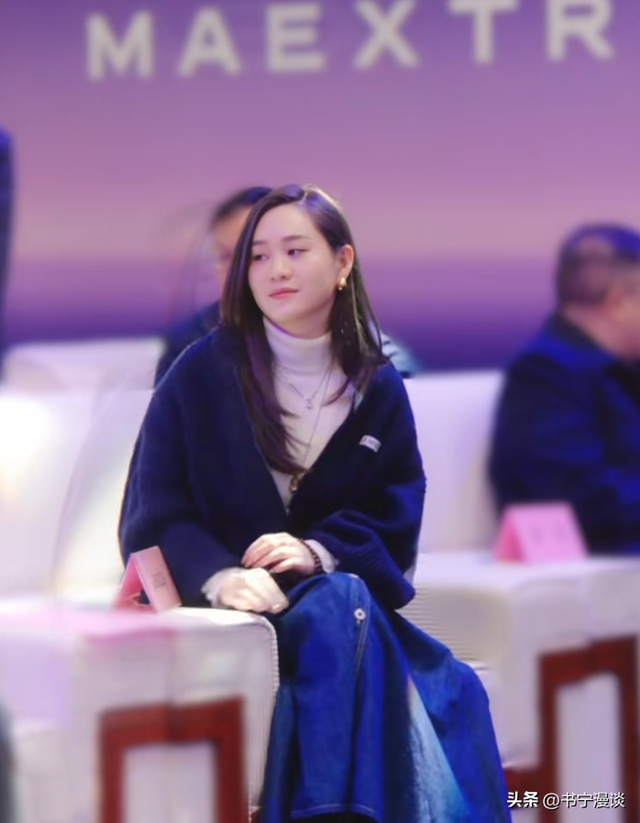 李连杰是真缺钱了！带小女儿提车被嫌弃，jada狂翻白眼满脸不耐烦