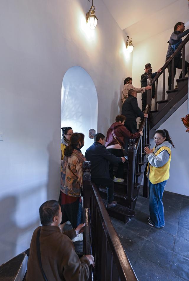 秋爽登文峰 塔下聚宾朋