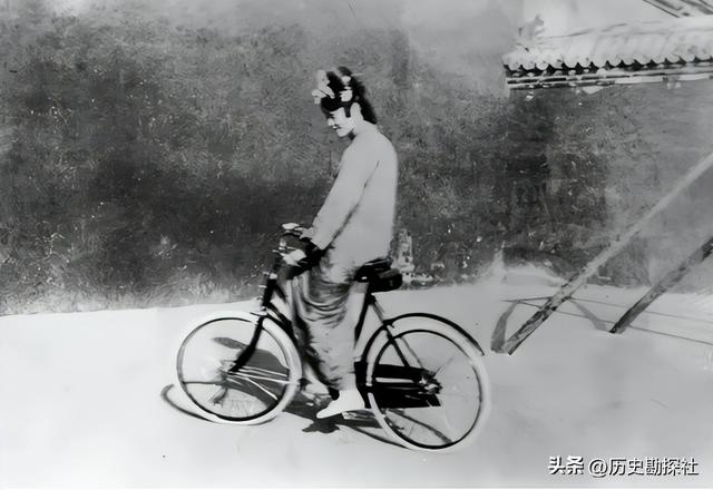 1924年溥仪被赶出紫禁城，在翊坤宫留影，寸头高筒皮靴，气质不凡