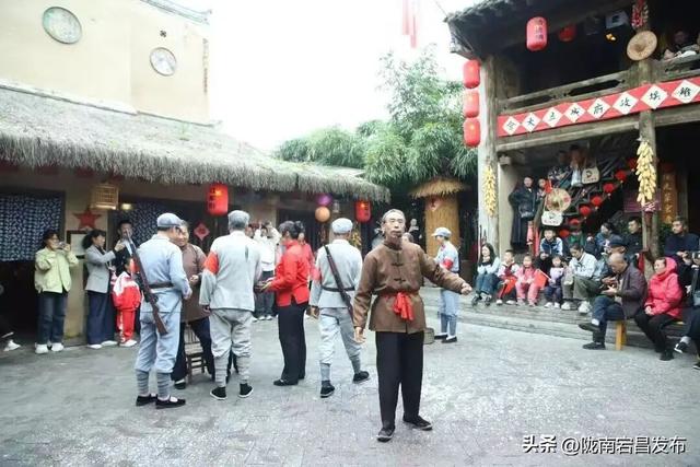 人民日报 | 宕昌：“红”“绿”交融，“双节”生“金”