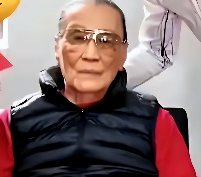 被谢贤养了12年，用青春换来2000万的Coco，已经走上了另一条大道