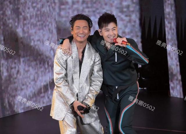 林志颖现身杜德伟演唱会本想秀一波友情，结果林志颖裤子上了热搜