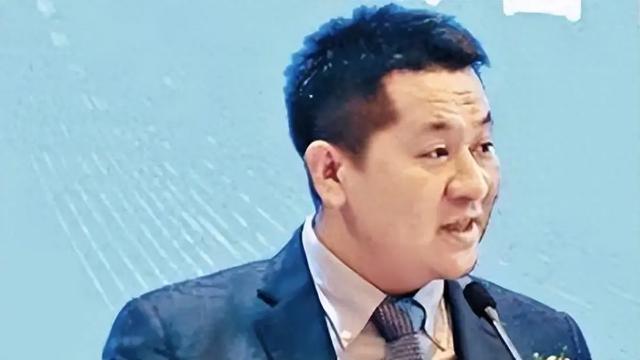 大快人心！2.7万亿电诈主犯佘智江被押解回国！下飞机时腿都软了