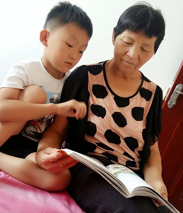 拆迁款900万都给儿子，父亲70大寿六姐妹都没回，5个月后儿子懵了