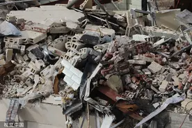 中听｜地震时高校宿舍锁门，给砸门的学生点个赞图片