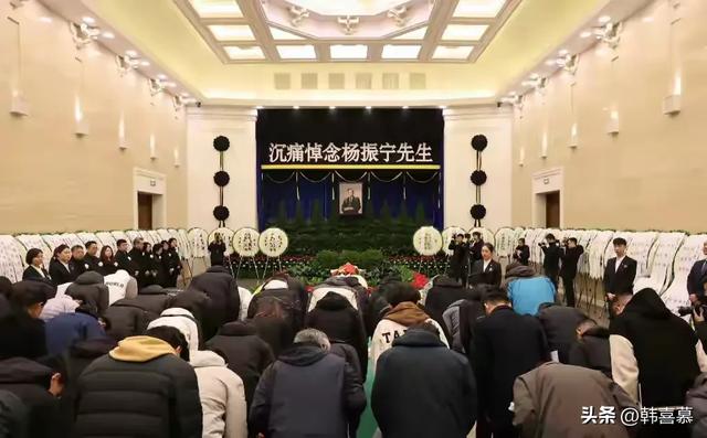 杨振宁追悼会现场曝光，翁帆穿黑衣表情悲伤，站在子女家人前面