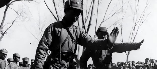 1943年，一伪乡长暗地通知新四军：今晚我不在，你们到时候来抢枪