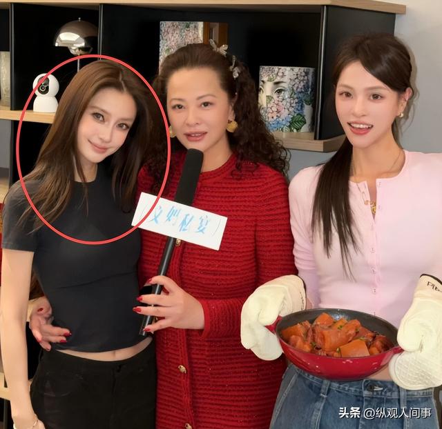 杨颖突然亮相芭莎，瘦成一把骨头腋下副乳却突出，人群中尴尬提胸