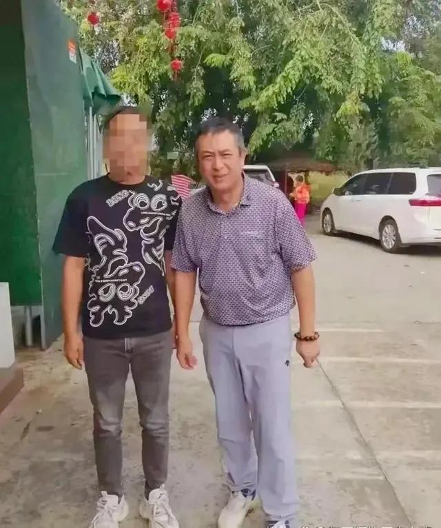 55 岁张嘉译海南现身，身形显苍老弯腰驼背，中年爆红更显不易