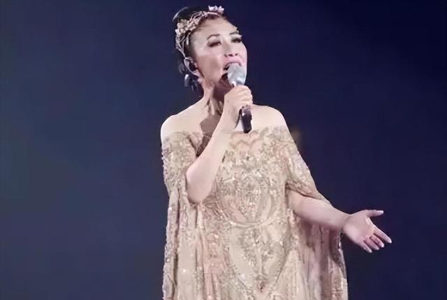 77岁还能压轴上央视春晚，无儿无女拼命赚钱，却有人给她磕头拜年