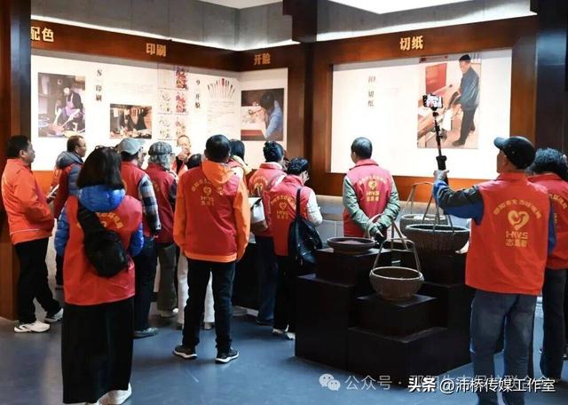 最美水杉林里志愿红