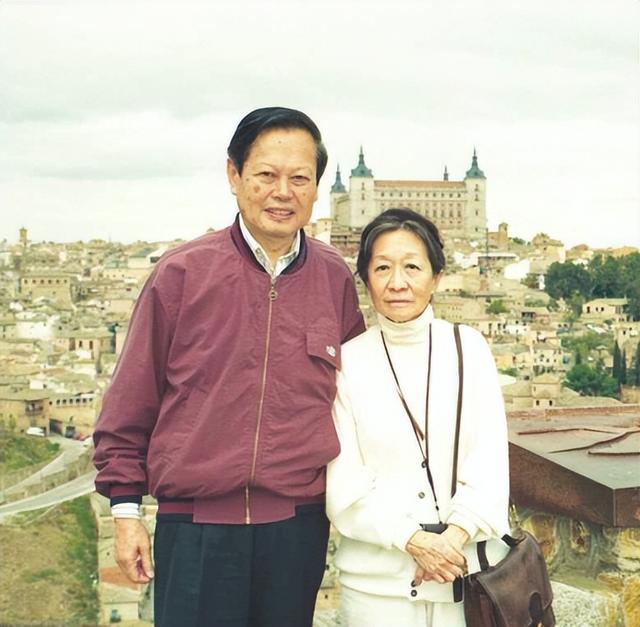 翁帆也没想到，丈夫杨振宁去世后，竟因生前一个举动再次口碑暴涨