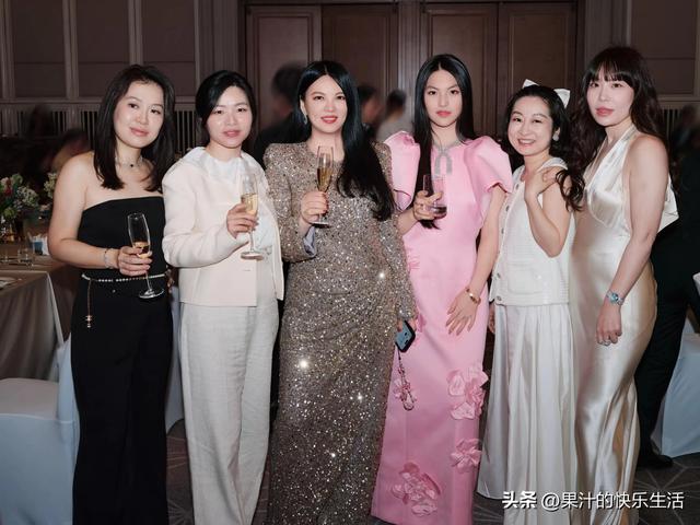 李湘瘦好多！带王诗龄哈尔滨参加活动！母女俩又瘦又薄！美出天际