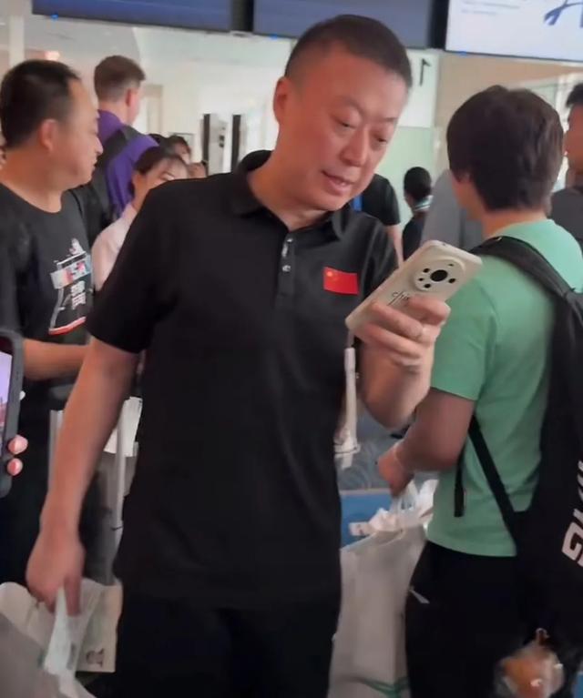 国乒日本返程北京，马琳一路最忙，请王楚钦签名，喊孙颖莎登机！