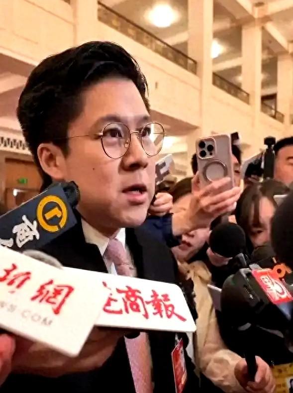 央媒官宣！46岁霍启刚再升职，级别有些高，背后是谁在为他铺路？