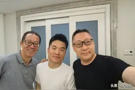爆！董宇辉出圈两周年，和俞老师周老师聚餐，送祝福，评论区炸锅图片