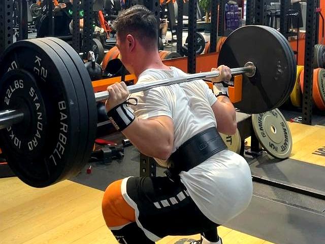 男人过了40岁，更应该练深蹲！坚持1个月，5个改变，试试就知道