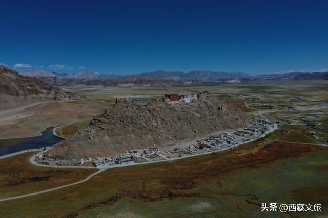 在西藏！这个湖泊围绕的地方预测会是下一个要火的宝藏县城！