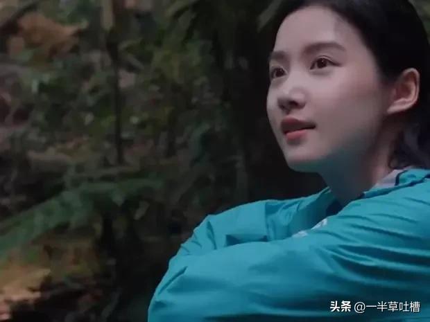 卢昱晓穿冲锋衣在雨林徒步 躺在树枝上睡觉松弛鲜活