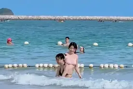 辣眼睛！两女子海边穿内衣内裤搓背！并做出不雅姿势，网友却沦陷图片