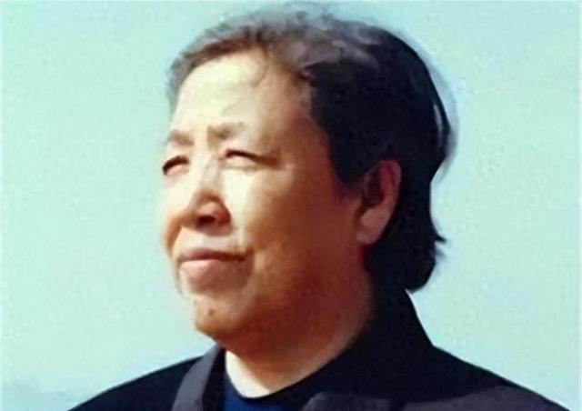 15岁入党，18岁和主席结婚，如今仍健在，却几乎不露面