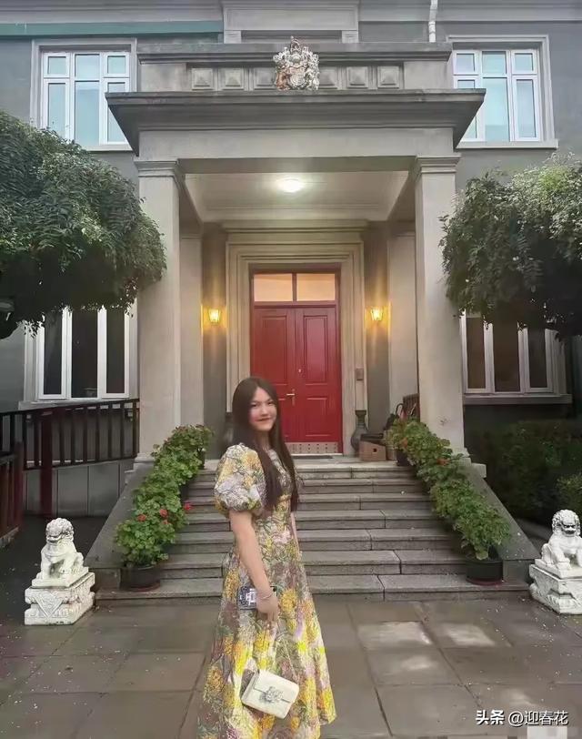 王诗龄晒自家北京小院，大半夜穿旗袍拍照，面无表情上演中式恐怖