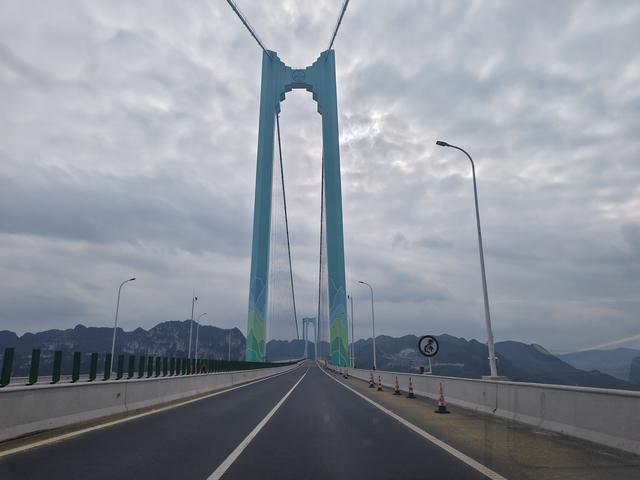 南行漫记：饿着肚子离开织金，路遇双乳峰，错过特大桥景区