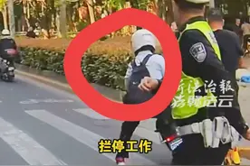 最新！上海交警拉倒电动车，正常拦停，腿部轻微伤，后续会处罚。图片