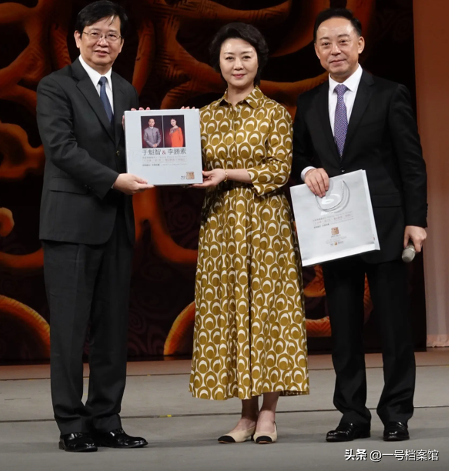 至今未婚未育，身边却有男人陪了近27年！59岁的她才是真人间清醒