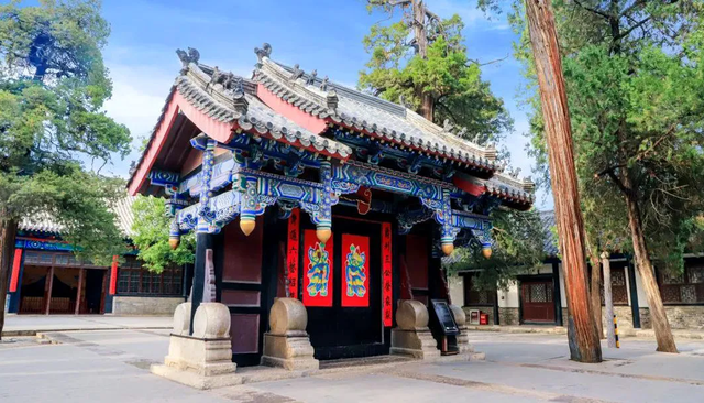 各位旅客，前方到站，济宁站！