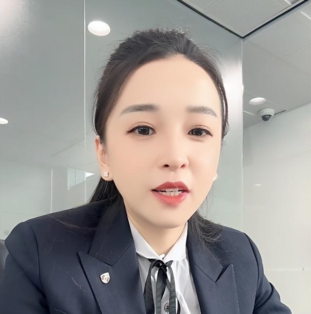 保时捷女销冠后续，1年前生活照朋友圈被扒，家境丈夫职业被曝光